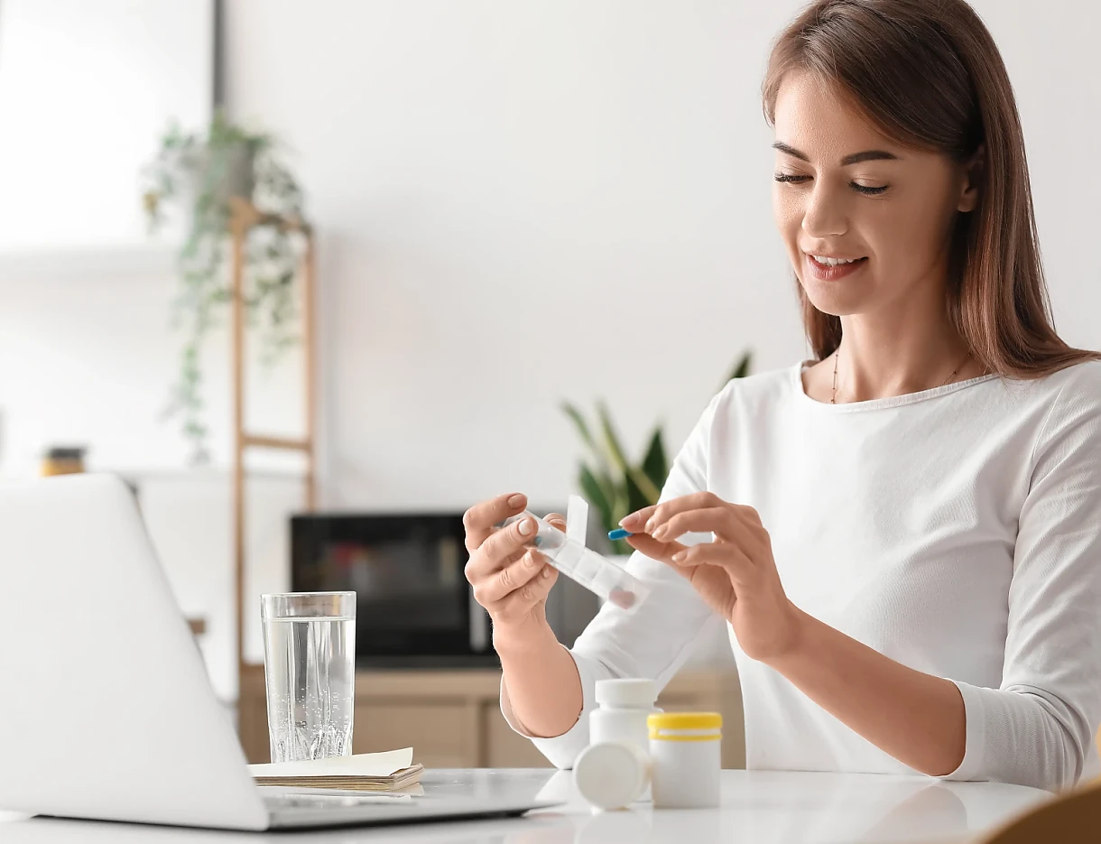 Junge Frau die Ihre Medikamentenrezepte online bestellt